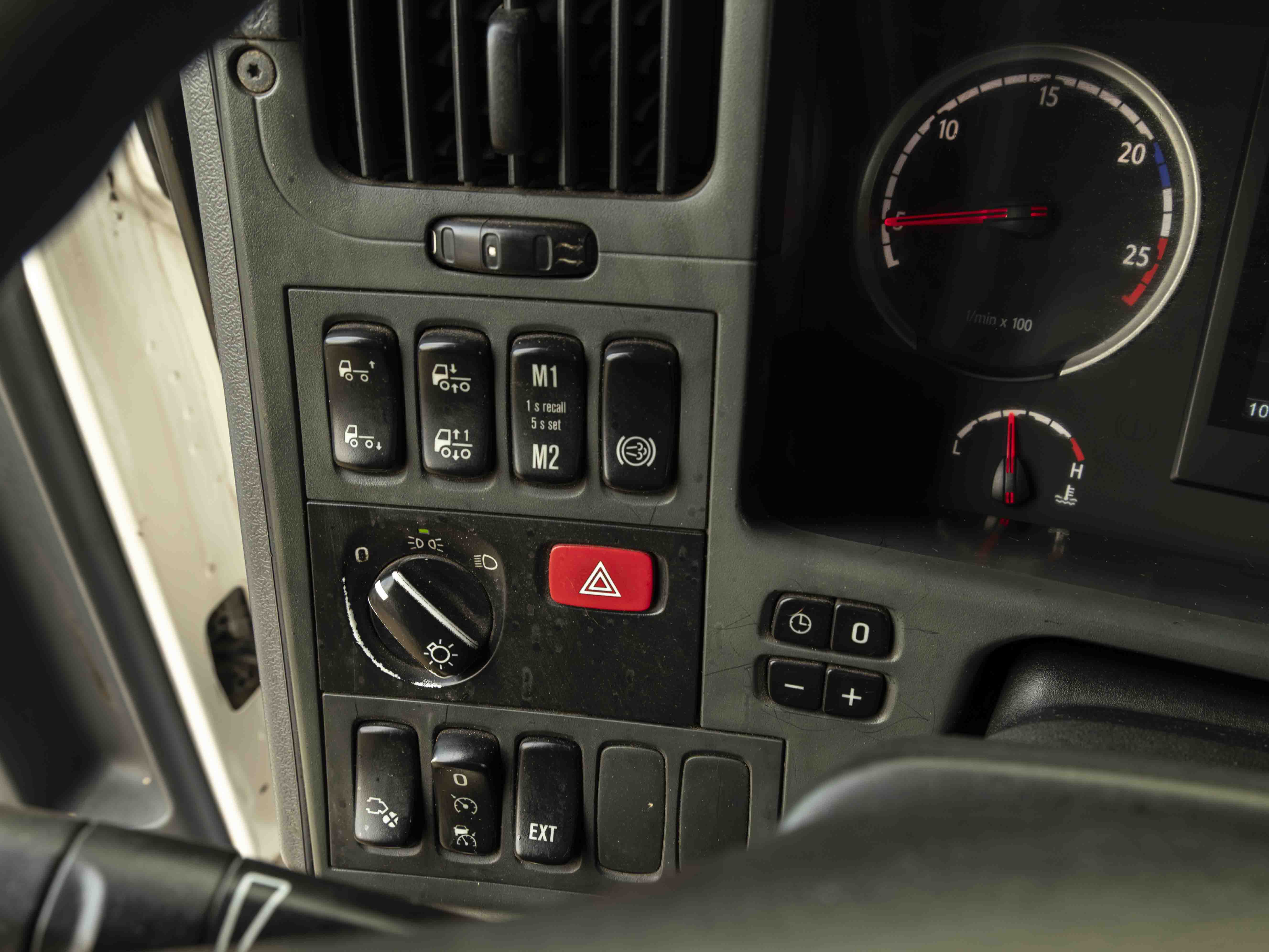 SCANIA Tracto camión 150 - foto 12